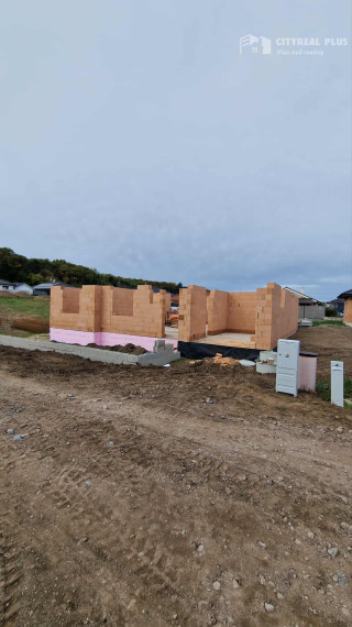 TOP Ponúkam NA PREDAJ 4 izbovú NOVOSTAVBU s DVOJGARÁŽOU BAJČ