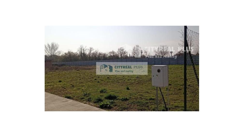 Na predaj slnečný a rovinatý pozemok v obci Dolný Ohaj.