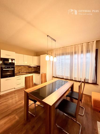 Ponúkame Vám na prenájom 2 izbový byt v rodinnom dome s garážou v meste Nové Zámky