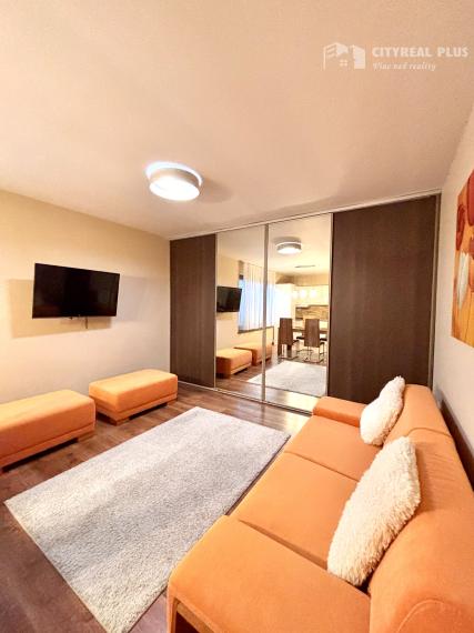 Ponúkame Vám na prenájom 2 izbový byt v rodinnom dome s garážou v meste Nové Zámky