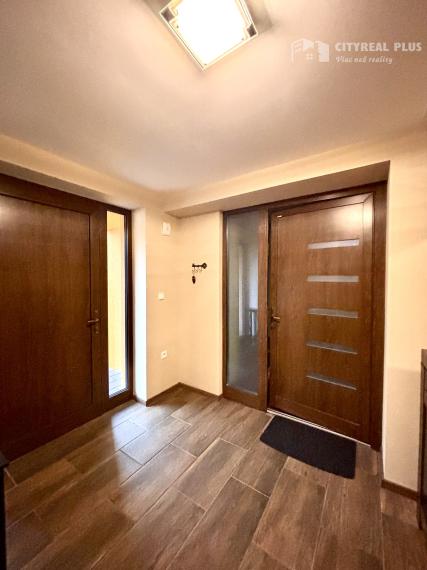 Ponúkame Vám na prenájom 2 izbový byt v rodinnom dome s garážou v meste Nové Zámky