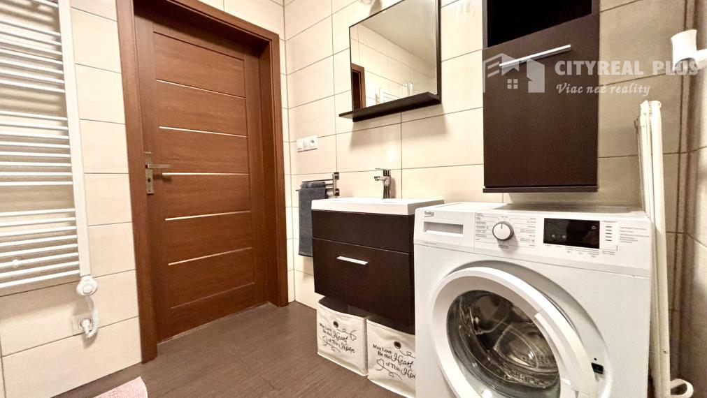 Ponúkame Vám na prenájom 2 izbový byt v rodinnom dome s garážou v meste Nové Zámky