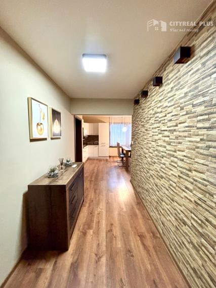 Ponúkame Vám na prenájom 2 izbový byt v rodinnom dome s garážou v meste Nové Zámky