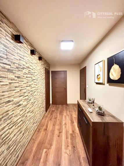 Ponúkame Vám na prenájom 2 izbový byt v rodinnom dome s garážou v meste Nové Zámky