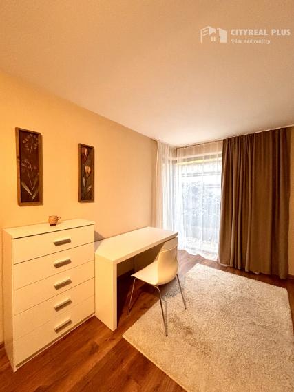 Ponúkame Vám na prenájom 2 izbový byt v rodinnom dome s garážou v meste Nové Zámky