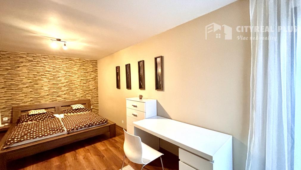 Ponúkame Vám na prenájom 2 izbový byt v rodinnom dome s garážou v meste Nové Zámky