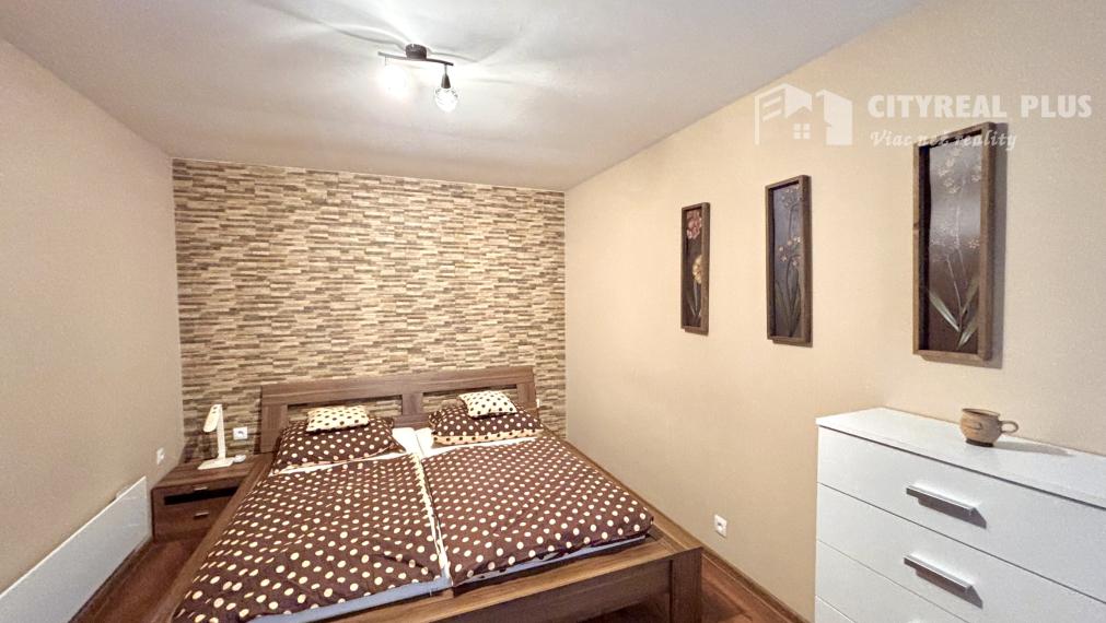 Ponúkame Vám na prenájom 2 izbový byt v rodinnom dome s garážou v meste Nové Zámky