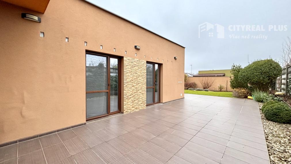 Ponúkame Vám na prenájom 2 izbový byt v rodinnom dome s garážou v meste Nové Zámky