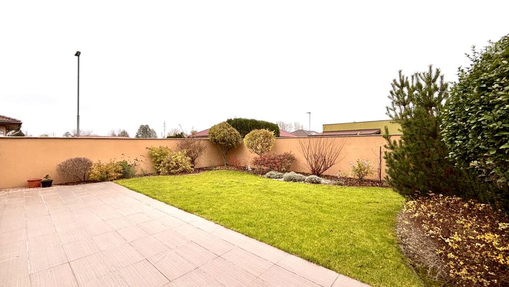 Ponúkame Vám na prenájom 2 izbový byt v rodinnom dome s garážou v meste Nové Zámky