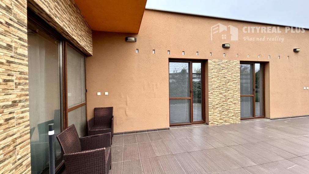 Ponúkame Vám na prenájom 2 izbový byt v rodinnom dome s garážou v meste Nové Zámky