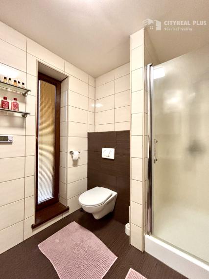 Ponúkame Vám na prenájom 2 izbový byt v rodinnom dome s garážou v meste Nové Zámky