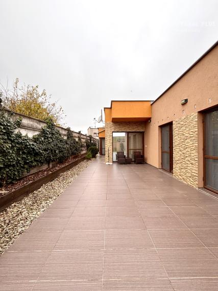 Ponúkame Vám na prenájom 2 izbový byt v rodinnom dome s garážou v meste Nové Zámky