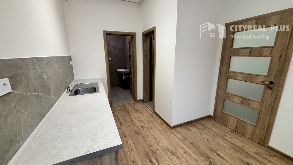 Ponúkame na dlhodobý prenájom  skladový priestor s kanceláriou v meste Štúrovo