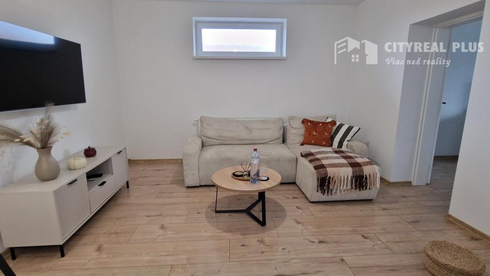 Predám prerobený Rodinný DOM na 20á pozemku 17km od NZ