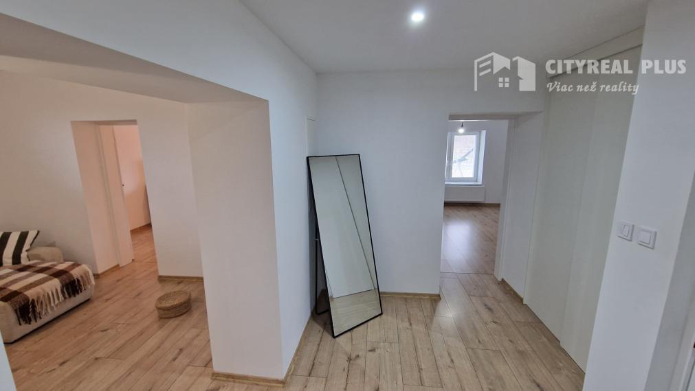 Predám prerobený Rodinný DOM na 20á pozemku 17km od NZ