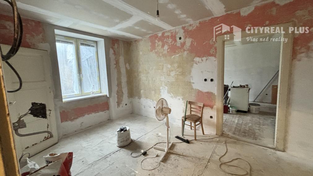 Ponúkame Vám na predaj čiastočne prerobený 1-izbový byt v meste Štúrovo