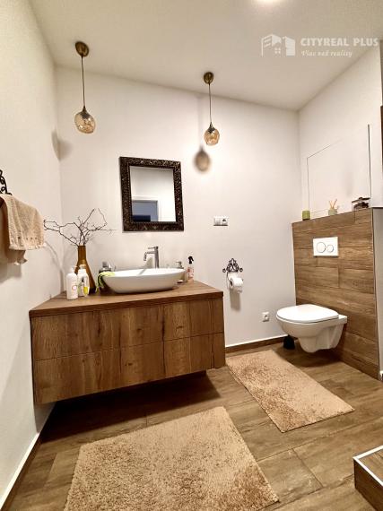 Ponúkame Vám na prenájom veľký, kompletne zariadený 2 izbový byt v meste Nové Zámky