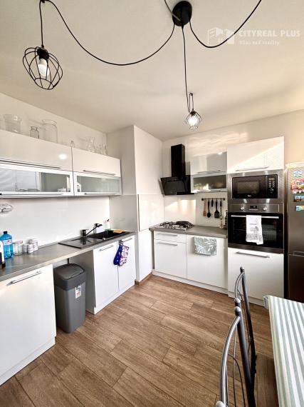 Ponúkame Vám na prenájom veľký, kompletne zariadený 2 izbový byt v meste Nové Zámky