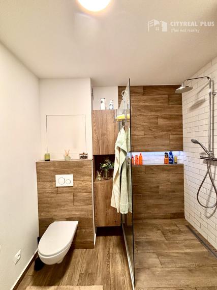 Ponúkame Vám na prenájom veľký, kompletne zariadený 2 izbový byt v meste Nové Zámky