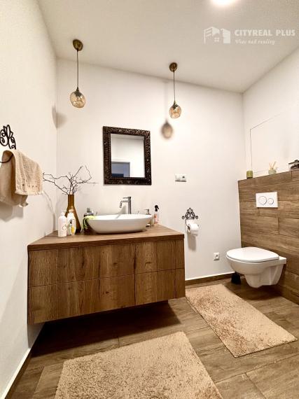 Ponúkame Vám na prenájom veľký, kompletne zariadený 2 izbový byt v meste Nové Zámky