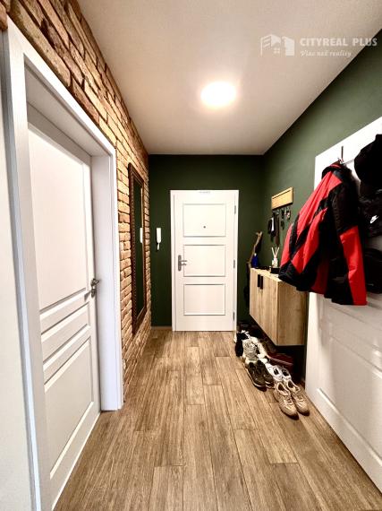 Ponúkame Vám na prenájom veľký, kompletne zariadený 2 izbový byt v meste Nové Zámky