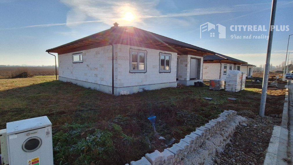 Ponúkam na predaj 4 izbovú  NOVOSTAVBU s garážou Dvory nad Žitavou