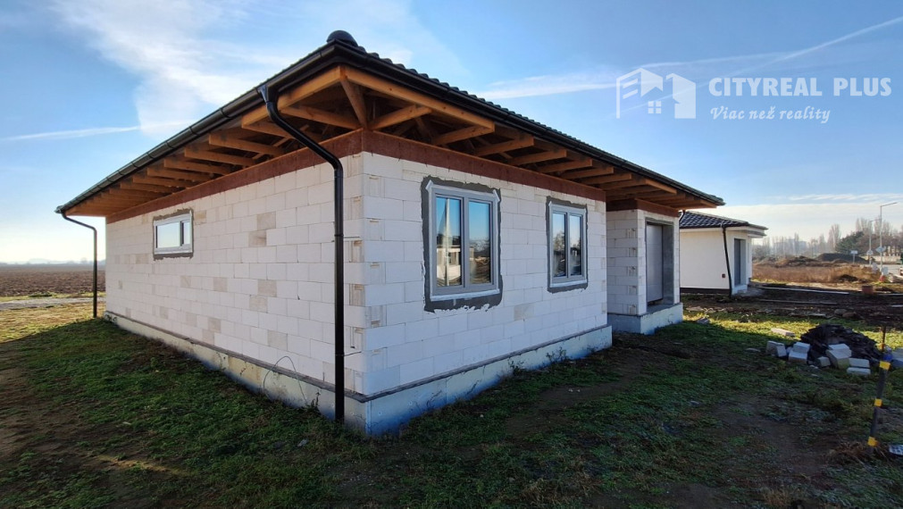 Ponúkam na predaj 4 izbovú  NOVOSTAVBU s garážou Dvory nad Žitavou