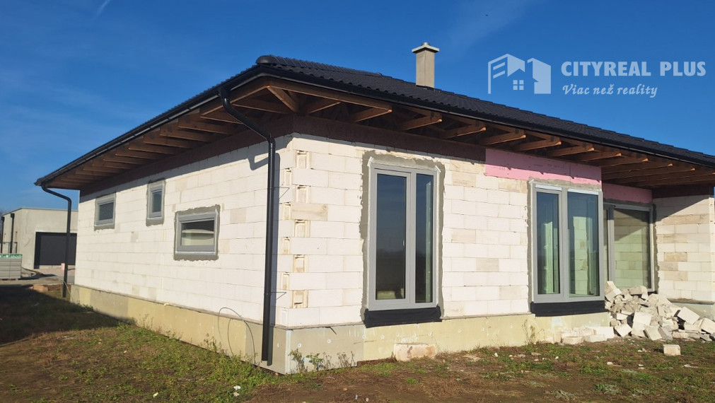 Ponúkam na predaj 4 izbovú  NOVOSTAVBU s garážou Dvory nad Žitavou