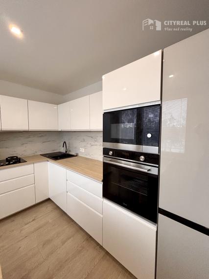 Ponúkame Vám na prenájom kompletne prerobený, veľký 3 izbový byt vo vyhľadávanej lokalite v meste Nové Zámky