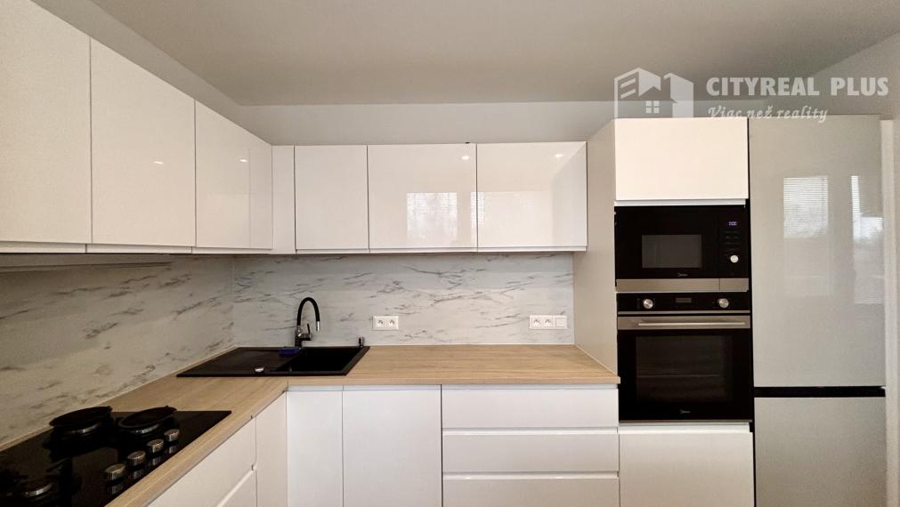 Ponúkame Vám na prenájom kompletne prerobený, veľký 3 izbový byt vo vyhľadávanej lokalite v meste Nové Zámky