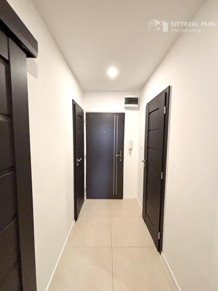 Ponúkame Vám na prenájom kompletne prerobený, veľký 3 izbový byt vo vyhľadávanej lokalite v meste Nové Zámky