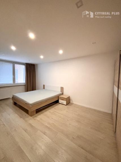 Ponúkame Vám na prenájom kompletne prerobený, veľký 3 izbový byt vo vyhľadávanej lokalite v meste Nové Zámky