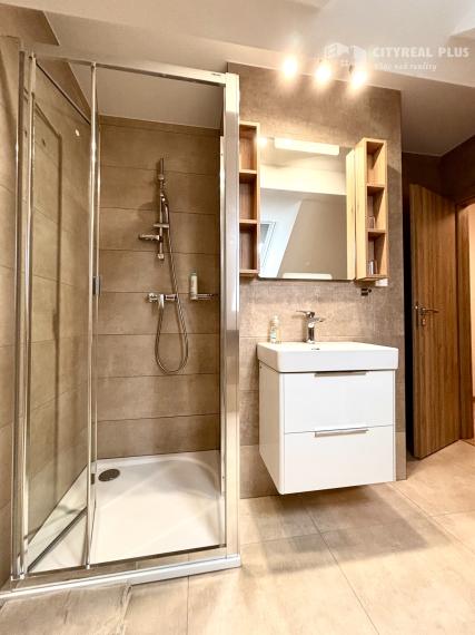 Ponúkame Vám na prenájom kompletne prerobený, veľký 2 izbový byt v meste Nové Zámky