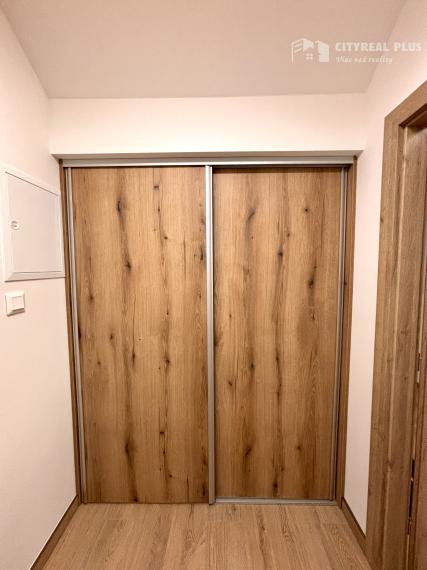 Ponúkame Vám na prenájom kompletne prerobený, veľký 2 izbový byt v meste Nové Zámky