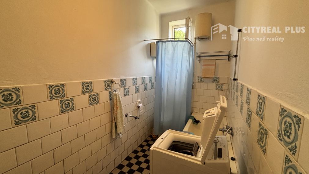 Ponúkame na predaj priestranný tehlový rodinný dom s garážou v obci Belá