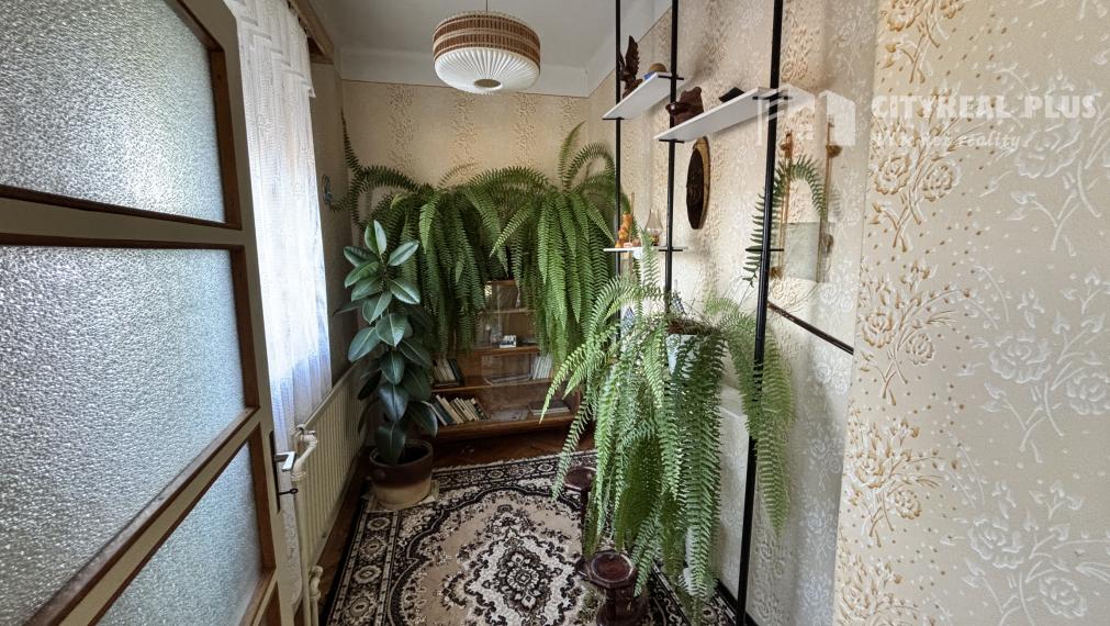 Ponúkame na predaj priestranný tehlový rodinný dom s garážou v obci Belá