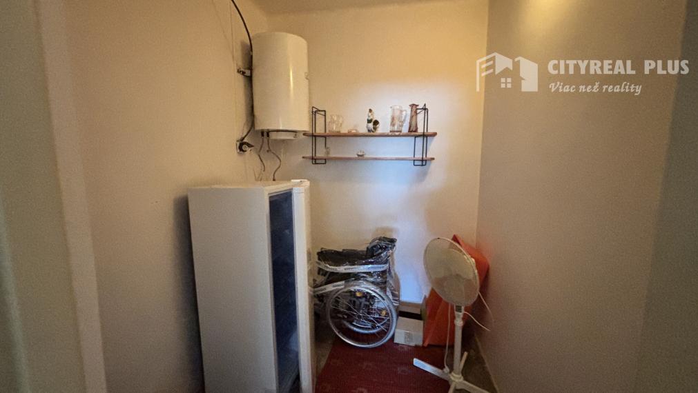 Ponúkame na predaj priestranný tehlový rodinný dom s garážou v obci Belá