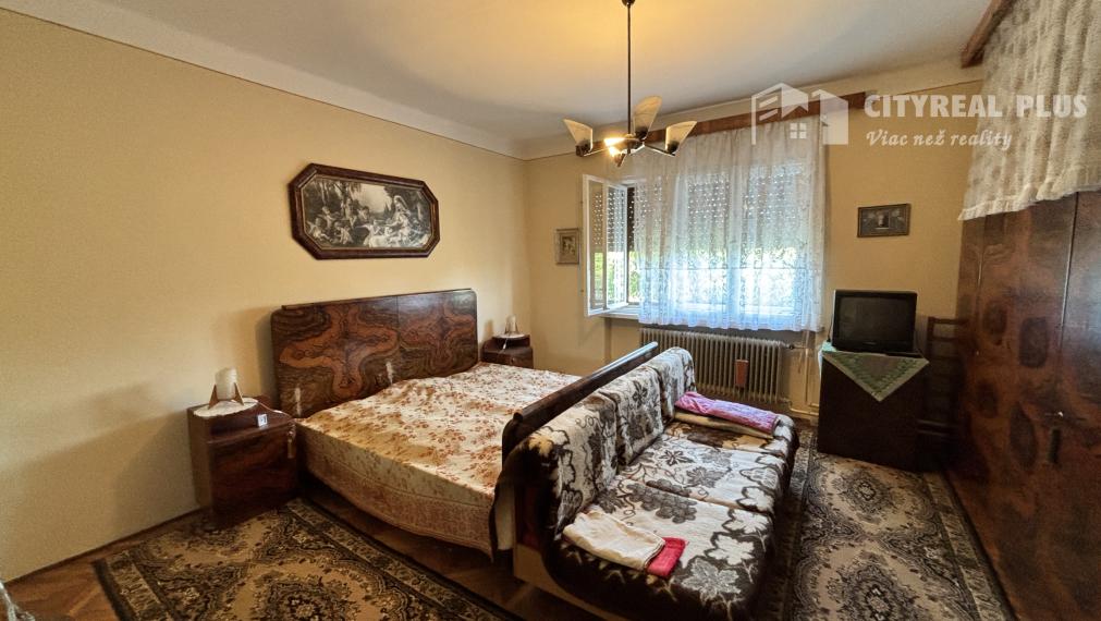 Ponúkame na predaj priestranný tehlový rodinný dom s garážou v obci Belá