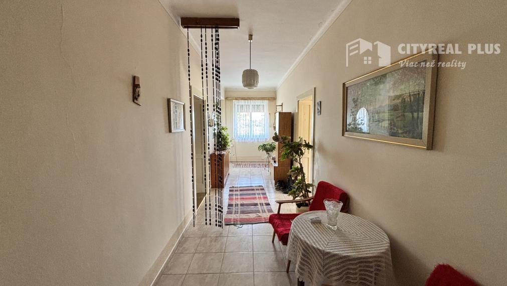 Ponúkame na predaj priestranný tehlový rodinný dom s garážou v obci Belá