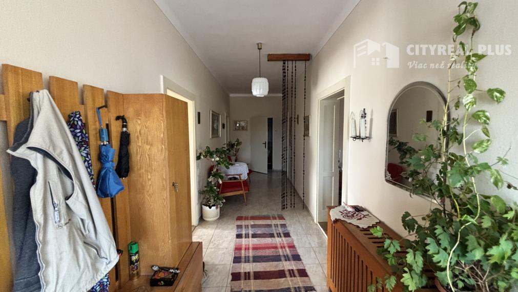 Ponúkame na predaj priestranný tehlový rodinný dom s garážou v obci Belá