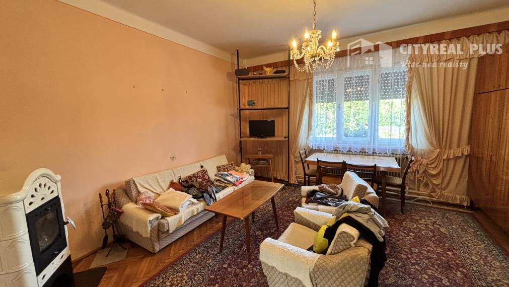 Ponúkame na predaj priestranný tehlový rodinný dom s garážou v obci Belá