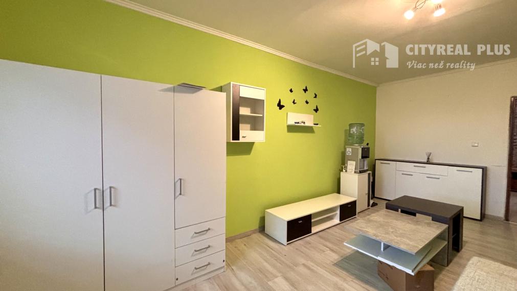 Ponúkame Vám na prenájom zariadený, veľký 1 izbový byt s 2 balkónmi vo vyhľadávanej lokalite v meste Nové Zámky