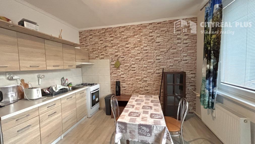 Ponúkame Vám na prenájom zariadený, veľký 1 izbový byt s 2 balkónmi vo vyhľadávanej lokalite v meste Nové Zámky