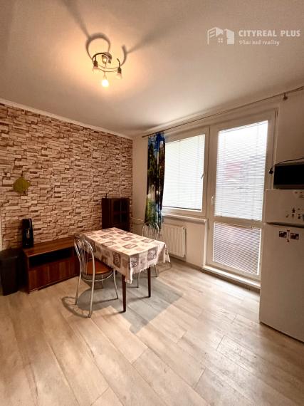 Ponúkame Vám na prenájom zariadený, veľký 1 izbový byt s 2 balkónmi vo vyhľadávanej lokalite v meste Nové Zámky