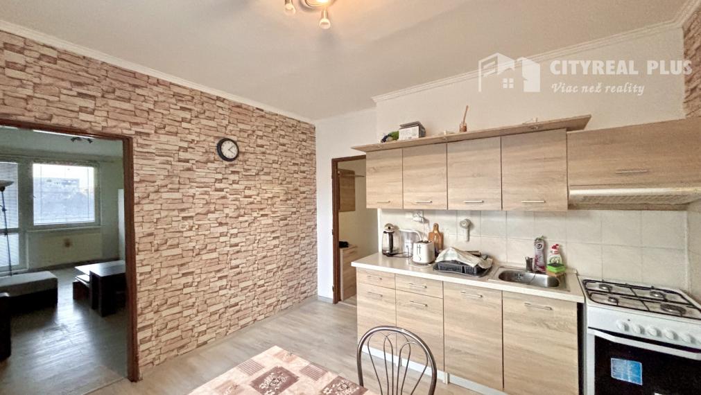 Ponúkame Vám na prenájom zariadený, veľký 1 izbový byt s 2 balkónmi vo vyhľadávanej lokalite v meste Nové Zámky