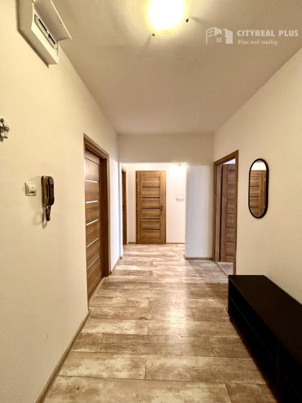 Ponúkame Vám na prenájom zariadený 3 izbový byt s loggiou v meste Nové Zámky