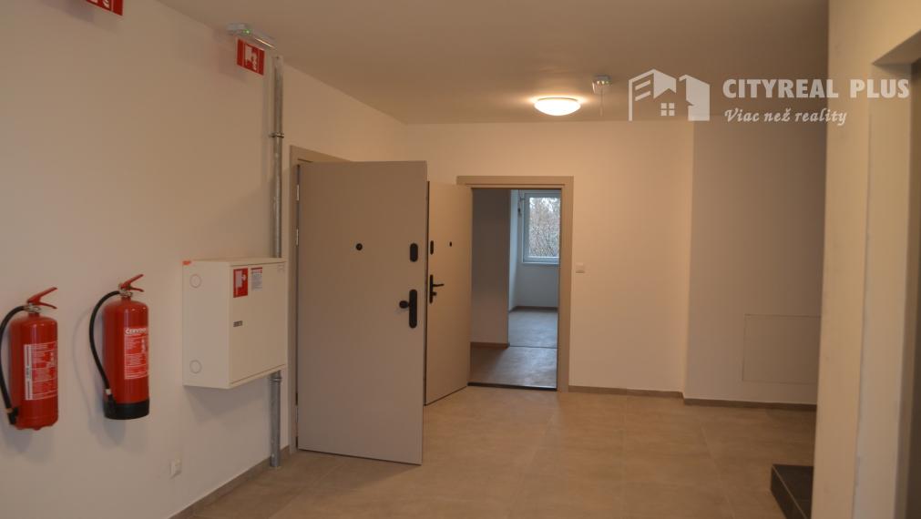 POSLEDNÝ 3 IZBOVÝ BYT NA PREDAJ!! Moderné bývanie v srdci Šurian . Komfort, štýl a jedinečná lokalita na dosah.