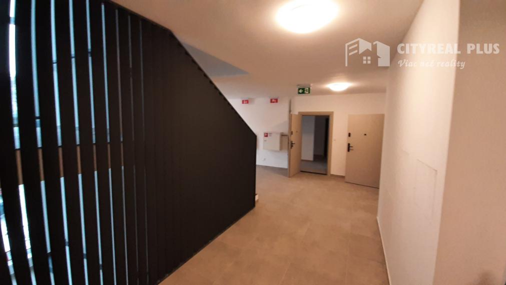 POSLEDNÝ 3 IZBOVÝ BYT NA PREDAJ!! Moderné bývanie v srdci Šurian . Komfort, štýl a jedinečná lokalita na dosah.