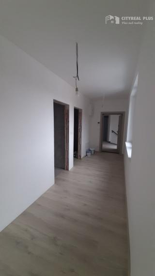 POSLEDNÝ 3 IZBOVÝ BYT NA PREDAJ!! Moderné bývanie v srdci Šurian . Komfort, štýl a jedinečná lokalita na dosah.