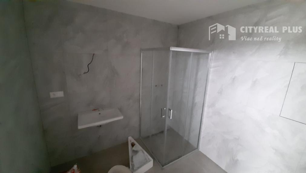 POSLEDNÝ 3 IZBOVÝ BYT NA PREDAJ!! Moderné bývanie v srdci Šurian . Komfort, štýl a jedinečná lokalita na dosah.